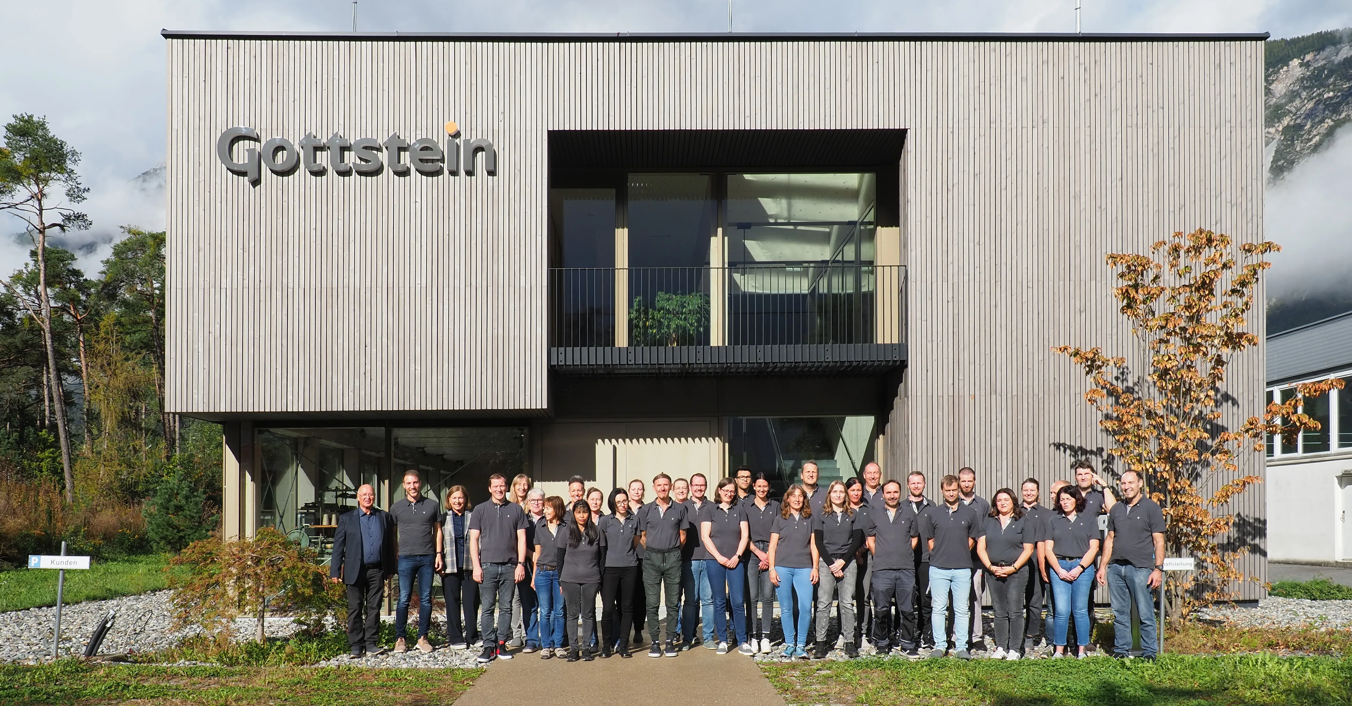 Gottstein Team-Foto vor Hauptgebäude